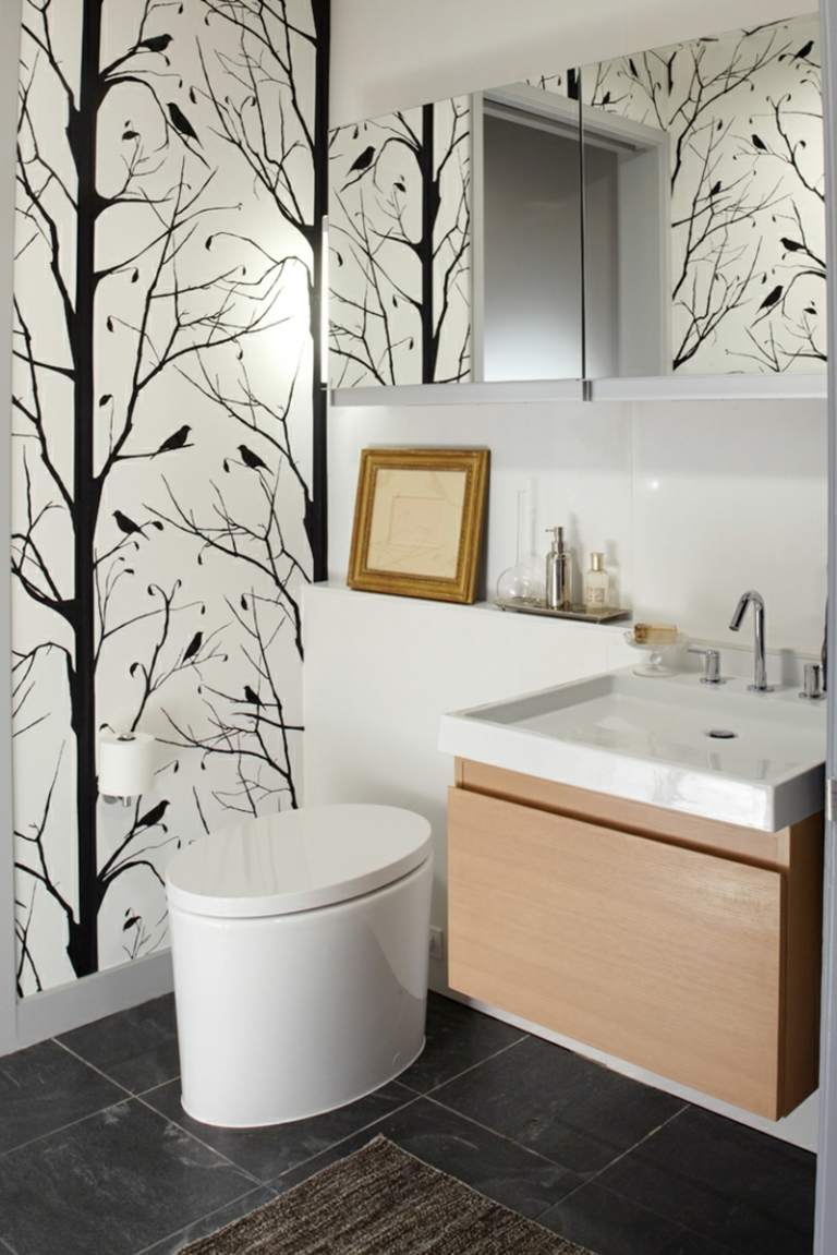 badrum liten vägg design träd motiv svart sten kakel garderob ljusa moderna