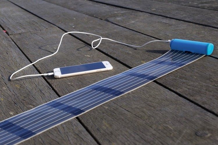 kompakt sol laddare iphone-cellphone-batteri rullas ut