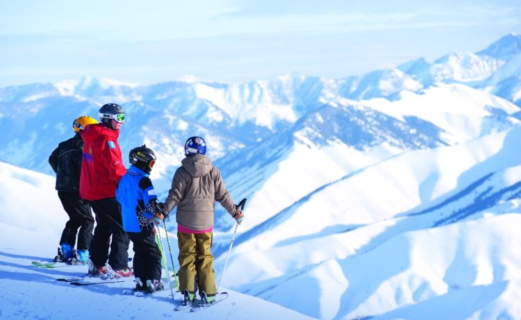 liv-tv-vandring-skidåkning-utforska bergen-familj-idé-äventyr