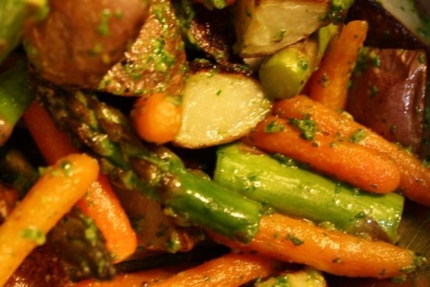 vårreceptidéer rostade grönsaker morotraketpesto