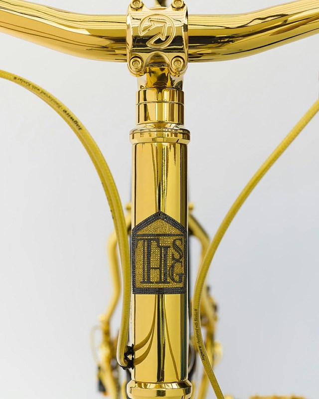 Cykel tillverkad av 24K guld logotyp thsg