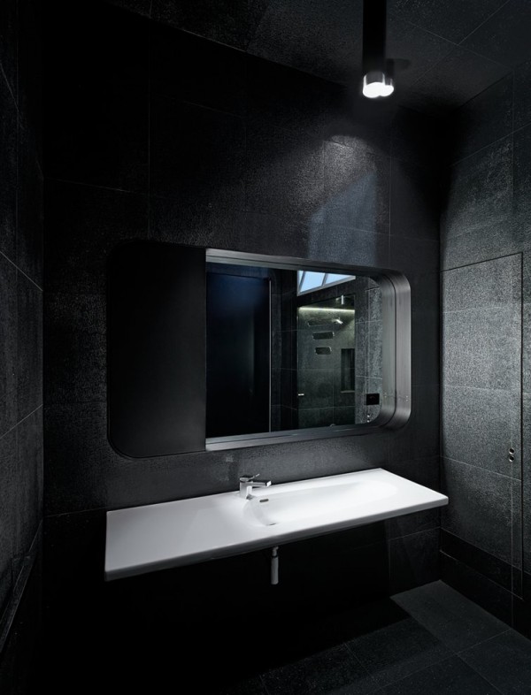 svart-kakel-allt-svart-badrum-design