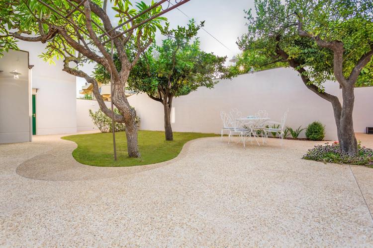 Medelhavet-trädgård-design-sittgrupp-träd-skugga