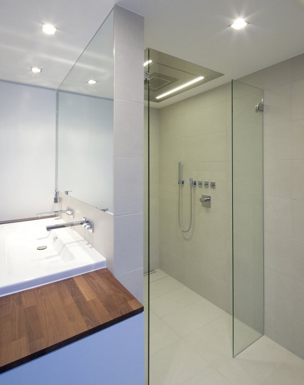 stort glas-dusch-skåp-modern-badrum-design