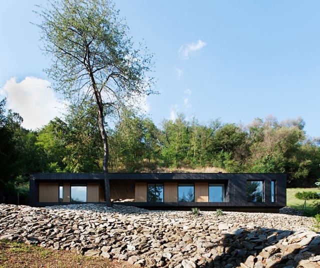 minimalistiskt rektangulärt hus byggt i stenbrottet