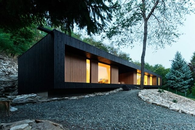 minimalistiskt arkitekturhus på sluttningen-trä bered arkitekter-hideg hus