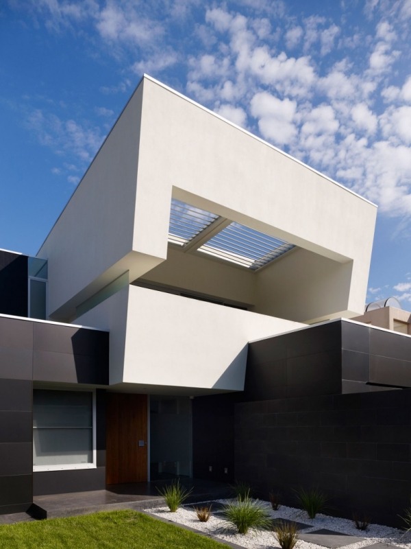 vit fasad asymmetrisk arkitektur Steve Domoney