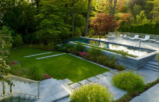 modernt hus toronto pool gräsmatta stenplattor fleråriga sängar