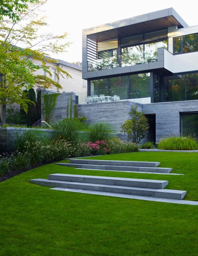 modernt hus toronto bakgård gräsmatta trappor fasad