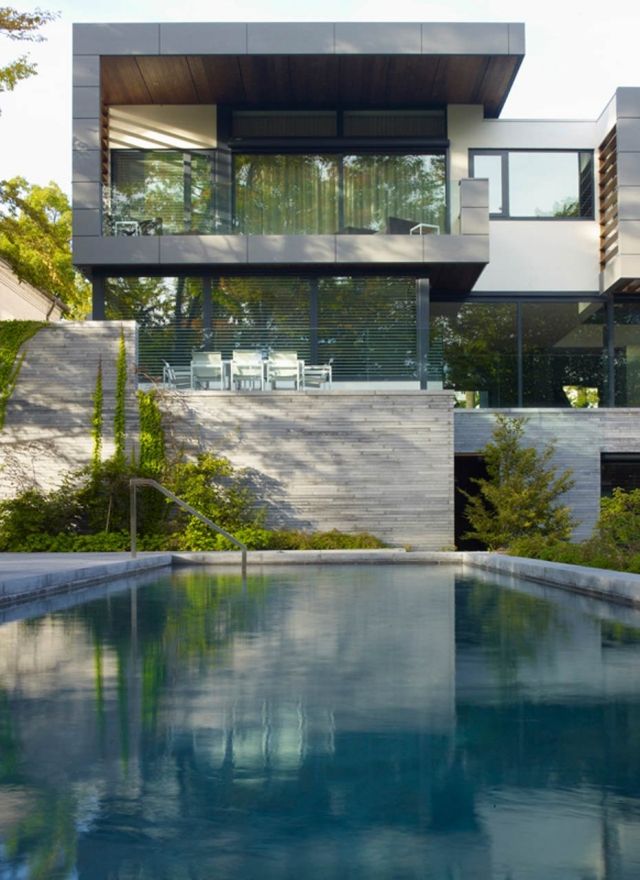 modernt hus pool två våningar fasad glasfönster