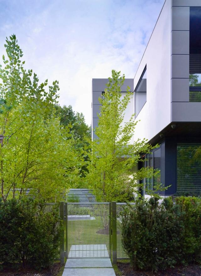 modernt hus ingång grind metall träd häckar sekretess skärm