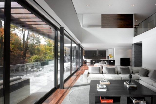 grå vardagsrum trägolv glas skjutdörrar balkong