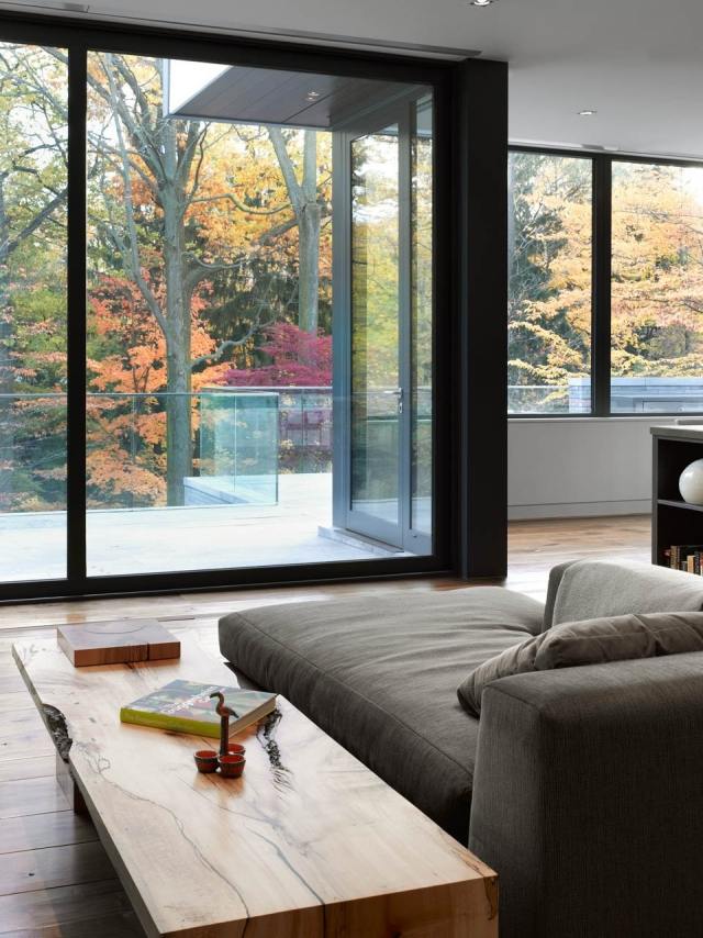 vardagsrumsdesign massivt trä soffbord glas skjutdörrar balkong