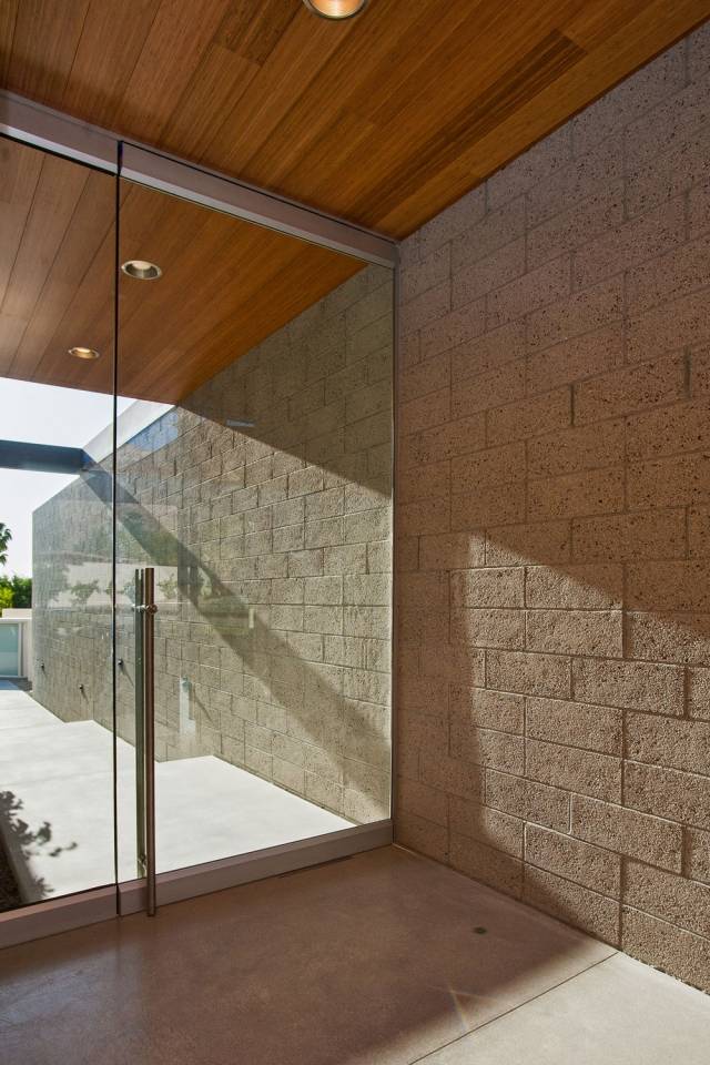 energieffektivt hus glas ingångsdörr trä tak