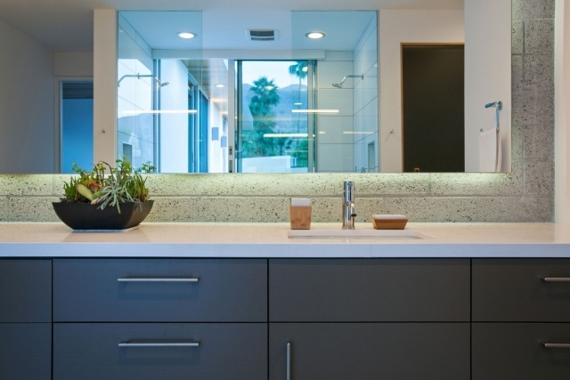 öken-interiör-badrum-modern-indirekt-belysning-vägg-spegel