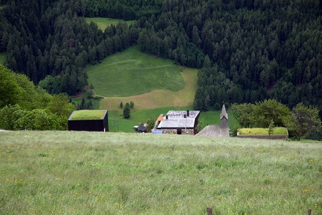 modernt fritidshus norra Italien sluttning läge burgmeisterwolf