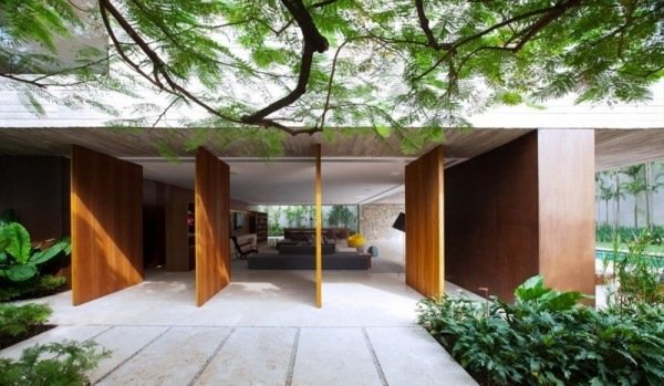 Platt tak hus trädörrar exponerad betong