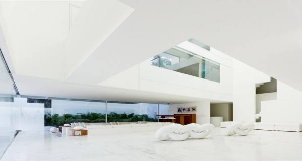 modernt hus-rymligt-vardagsrum-vitt-minimalistiskt