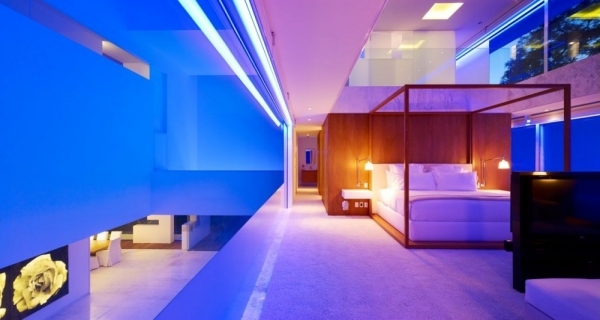Miguel-Angel-Aragonés-design-sovrum-blå-belysning