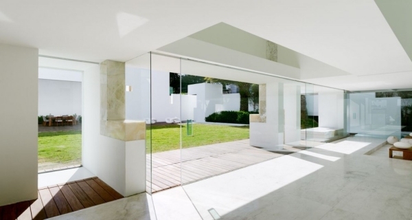modernt hus-glas-skjutdörrar-solljus