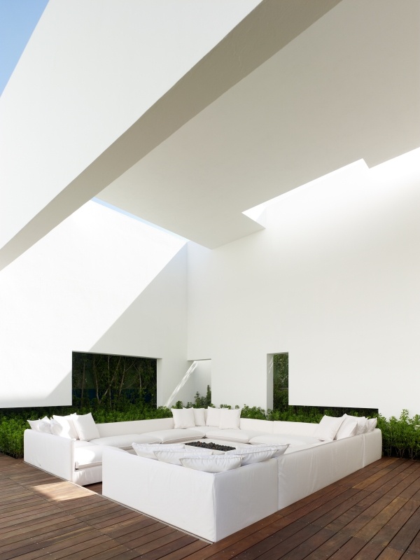 modernt hus-uteplats-möbler-soffa-vitt