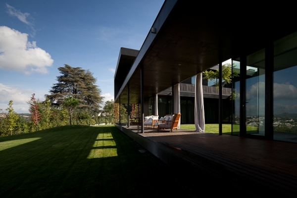 modernt hus terrass relax zon glasdörrar
