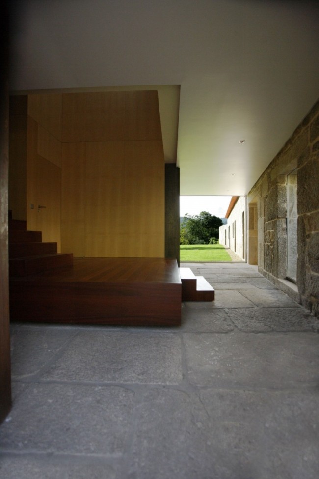 bondgård-ombyggnad-modern-trä-trappor-sten-golv-Topos-Atelier-de-Arquitectura
