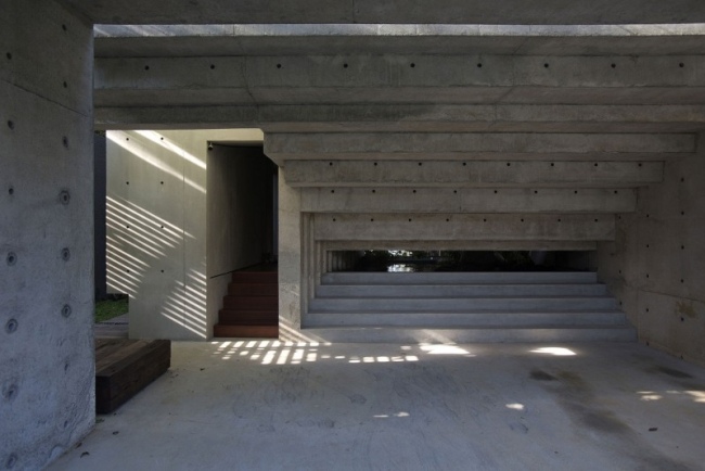 modernt flerfamiljshus betongtrappor översvämmade med ljus