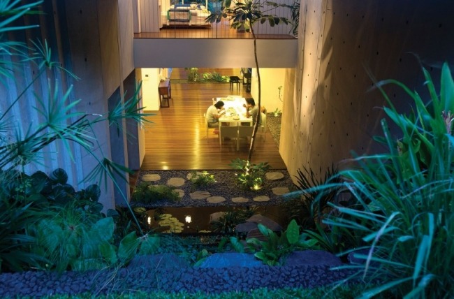 modernt hus singapore interiör trädgård matplats småsten