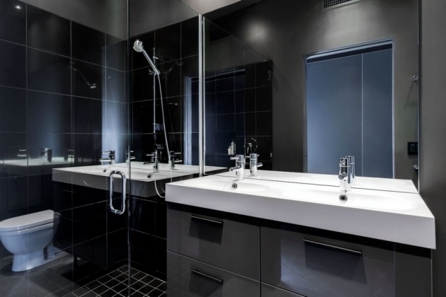 modernt badrum svartgrått designglas