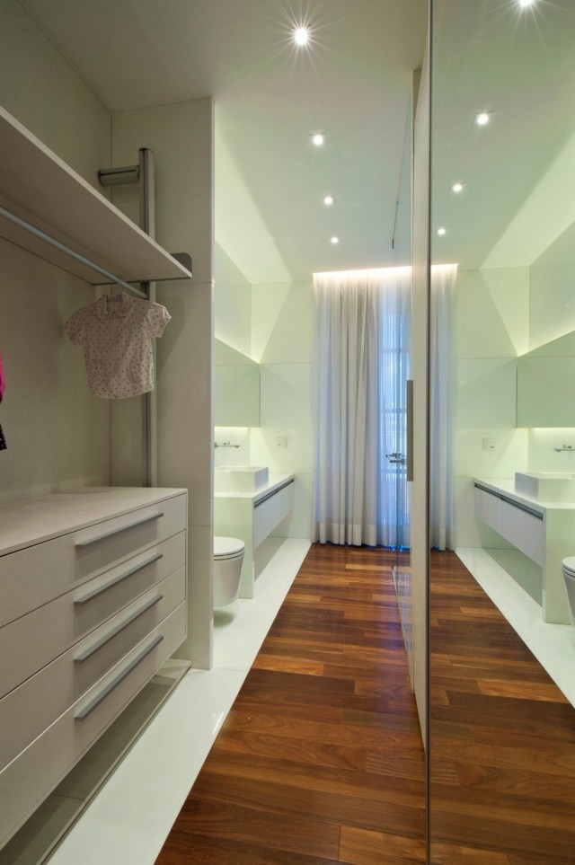 smal-badrum-klädkammare-vägg-spegel