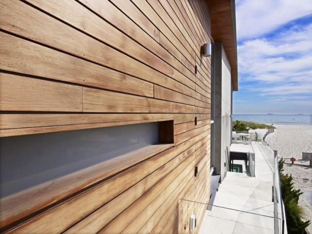 modern strandvilla träbeklädnad utanför balkong
