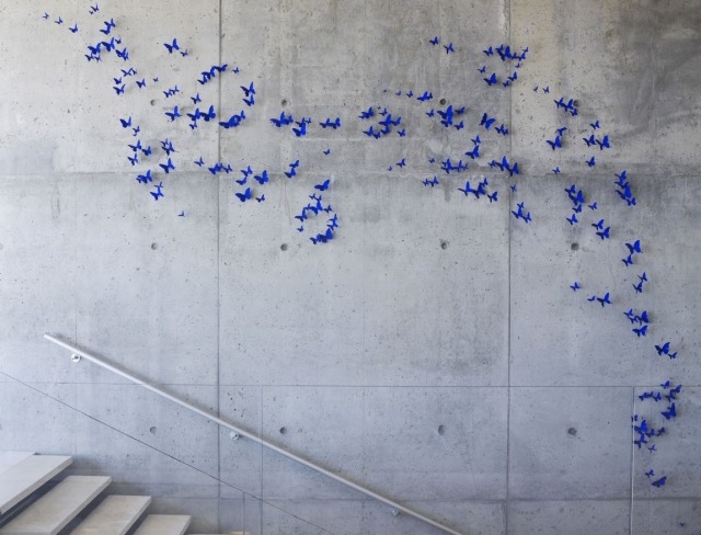vardagsrum betongvägg blå fjärilar deco