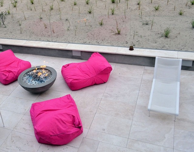 lounge utemöbler puffar beanbag rosa öppen spis