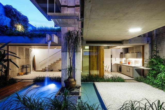 modernt helghus terrass betonggolv pool glasfasad