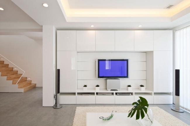 modernt vardagsrum högglans vit tv väggmonterat