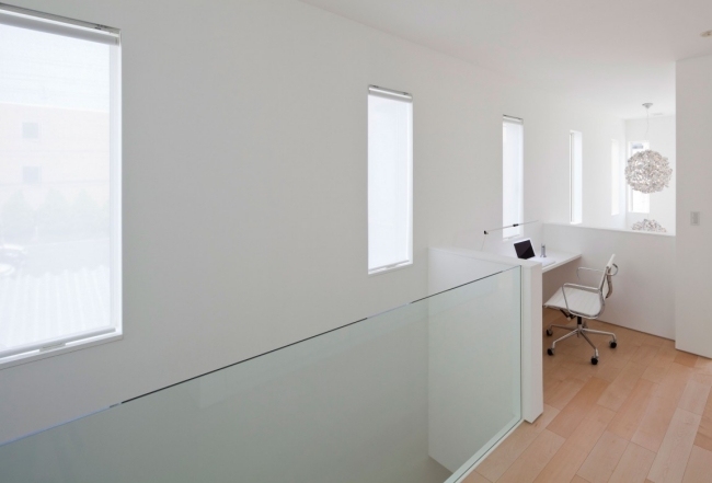 modernt bostadshus minimalism zen glasräcke plankgolv