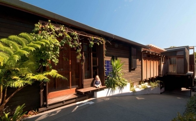 modernt bostadshus smalt parti australien trä exteriör