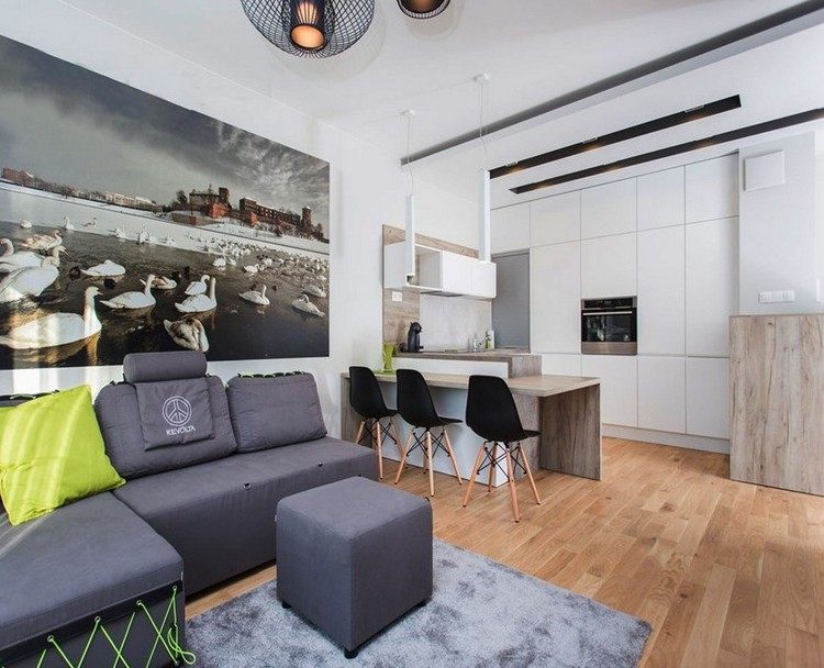 modernt-vardagsrum-soffa-grått-laminat-golv-vardagsrum-kök-vitt-ljust trä