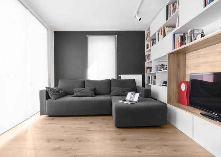 modernt vardagsrum-soffa-grå-vit-hyllsystem-trägolv