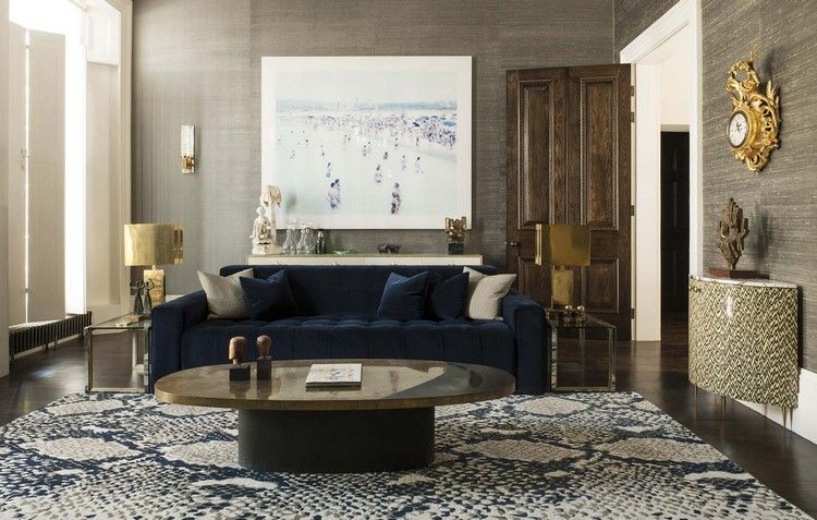 modernt vardagsrum-soffa-mörk-blå-mörk-trä-golv-matta-orm-mönster