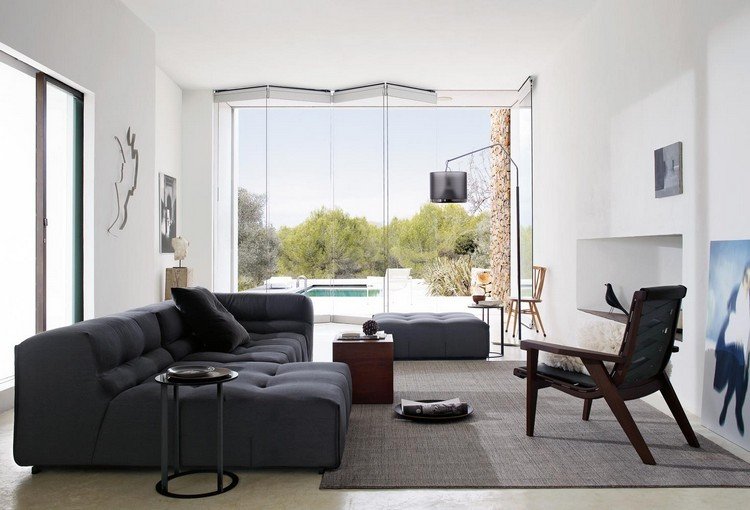 modernt vardagsrum-soffa-antracit-grå-accenter-svart-mörkt trä