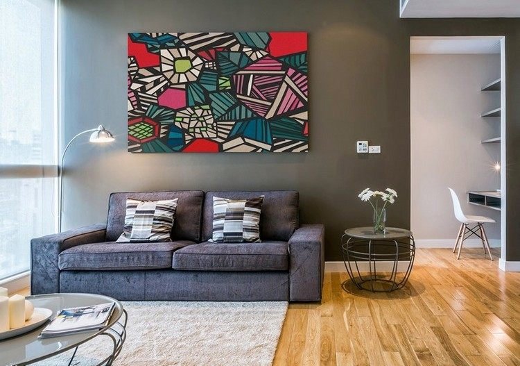 modernt vardagsrum-soffa-2-sits-grå-beige-matta-grå-vägg-tråd-sidobord