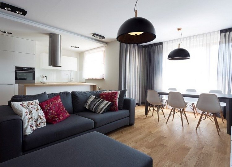 modernt vardagsrum-soffa-antracit-trägolv-ljusa-svarta hängande lampor