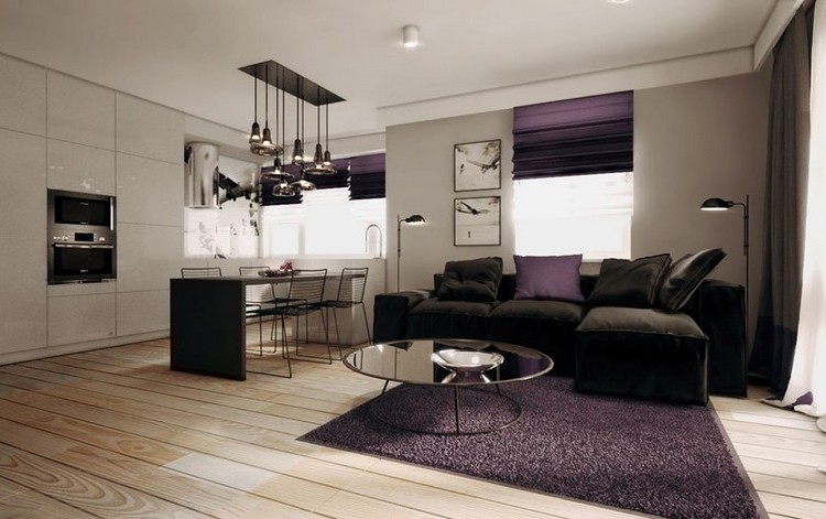 modernt vardagsrum soffa-svart-lila-matta-kuddar-persienner-vitt-kök