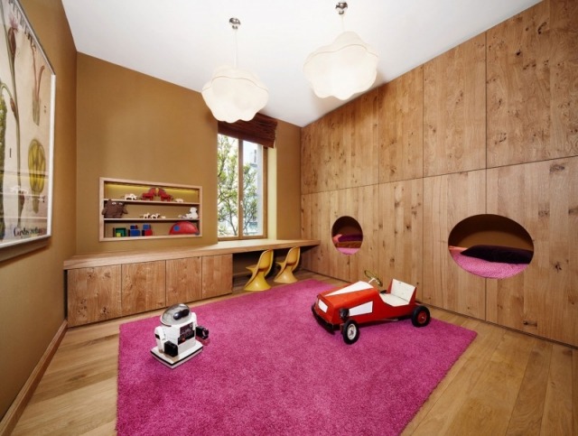 Barnrum-sängar-rum-träpanel-lila mattor