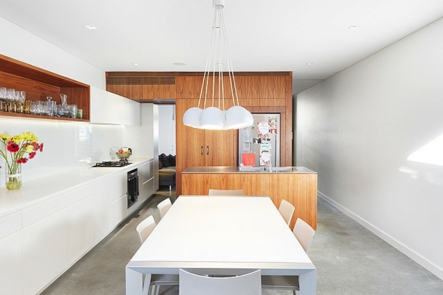 Kök-med-ett-stort-matbord-vit-högglansiga ytor