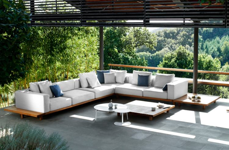 design av terrassen lounge-pergola-vit-soffa-blå-kuddar