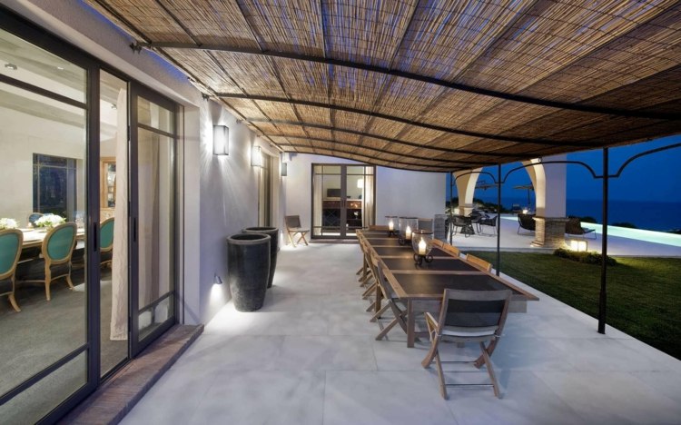 designa-terrassen-tak-bambu-sol-skydd-möbler