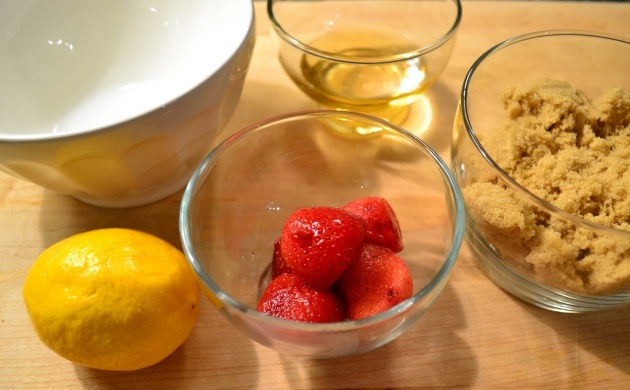 jordgubbar-citron-brunt-socker-gör-det-själv-skalning